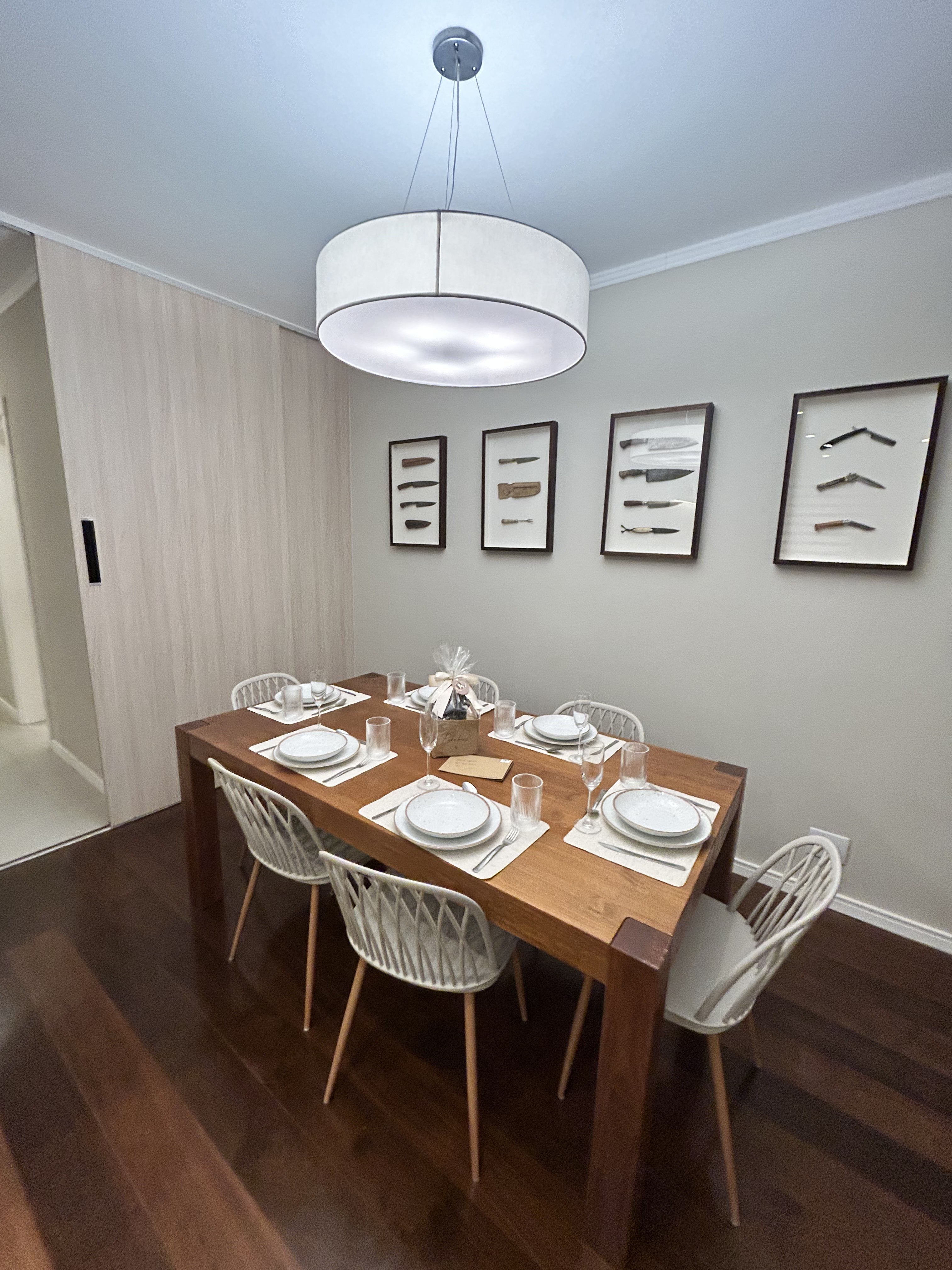 Sala de jantar com mesa em madeira