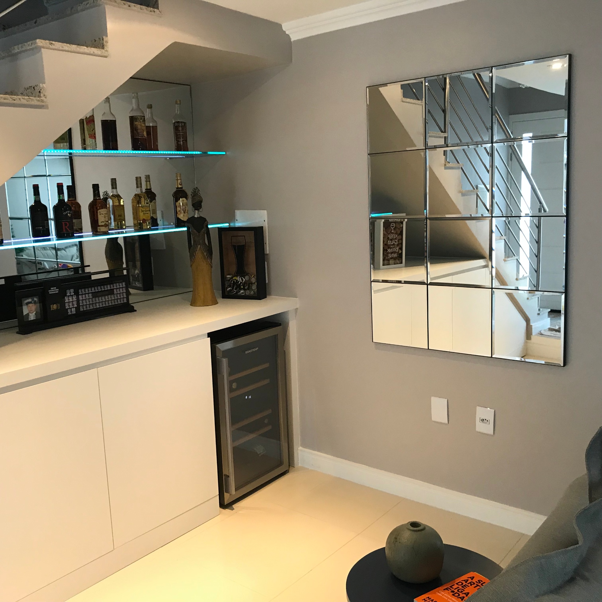 Home bar com adega e painel espelhado