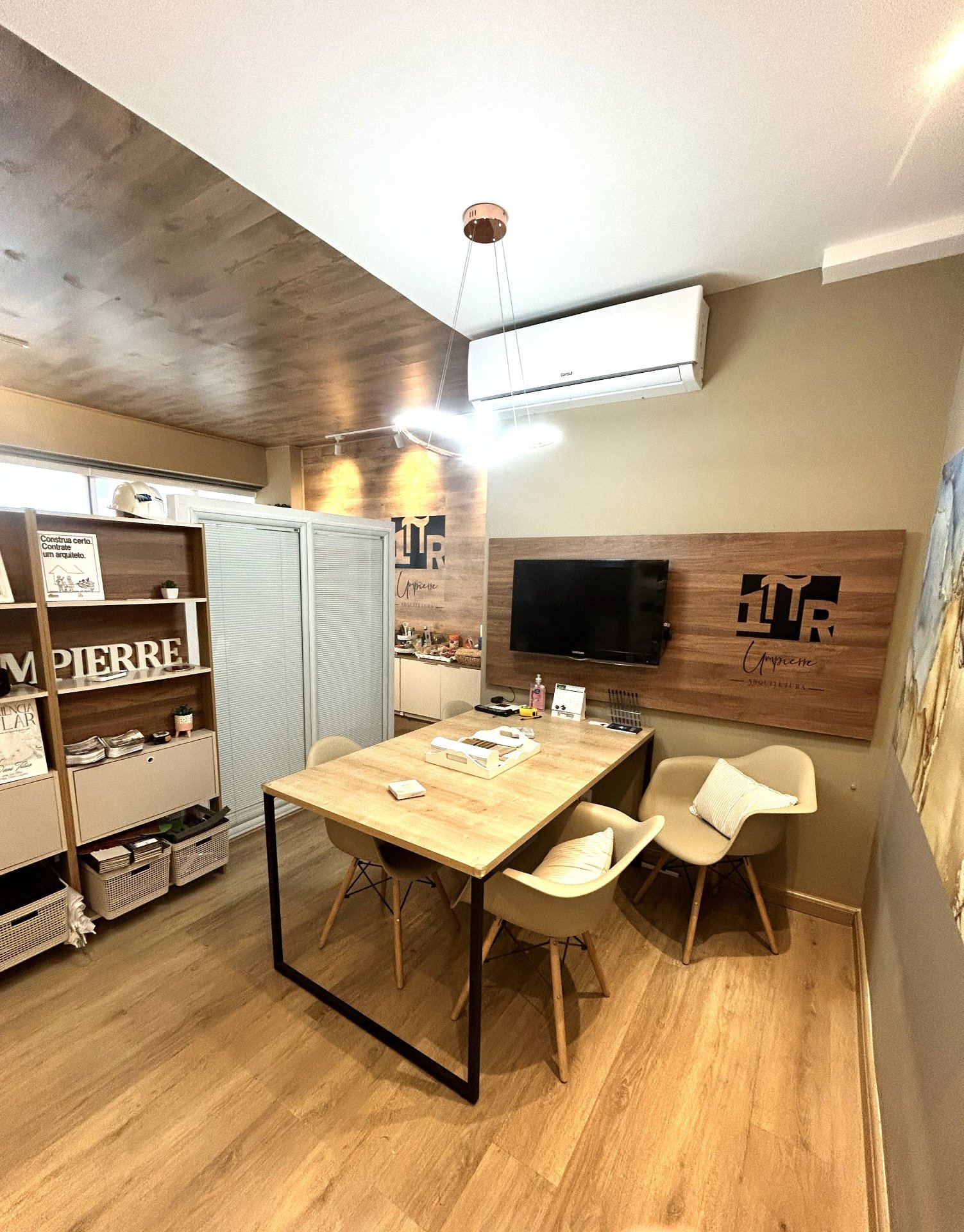 Sala de reuniões com maquete e amostras de materiais