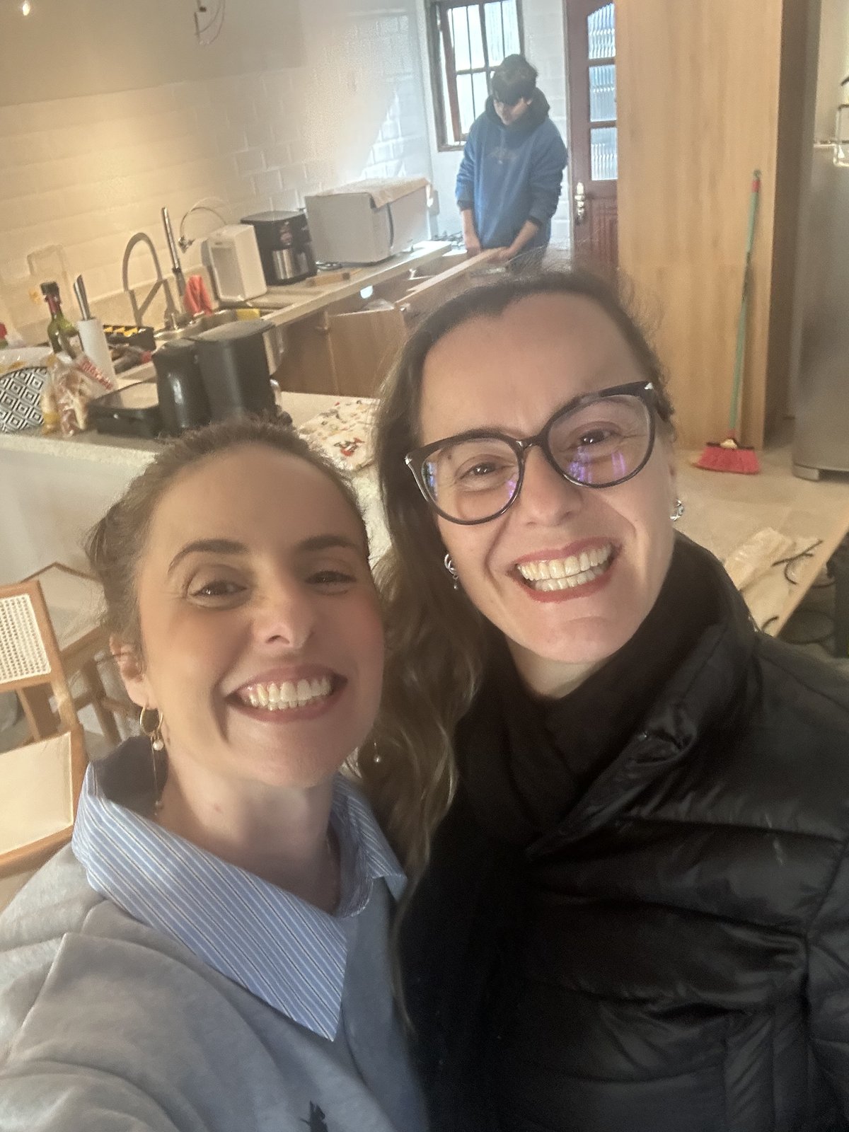 Fernanda Umpierre com cliente durante a entrega da reforma de cozinha