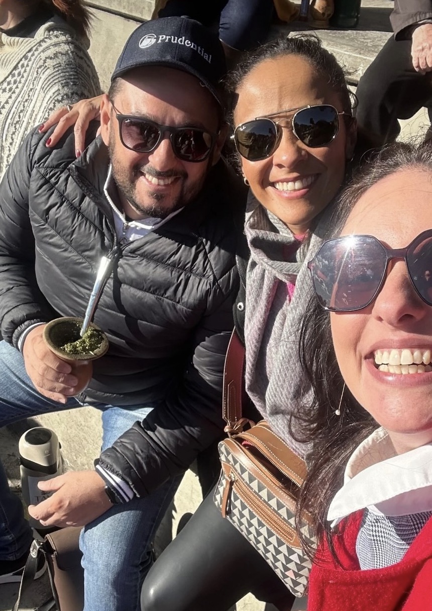 Fernanda Umpierre com clientes em confraternização pós-obra