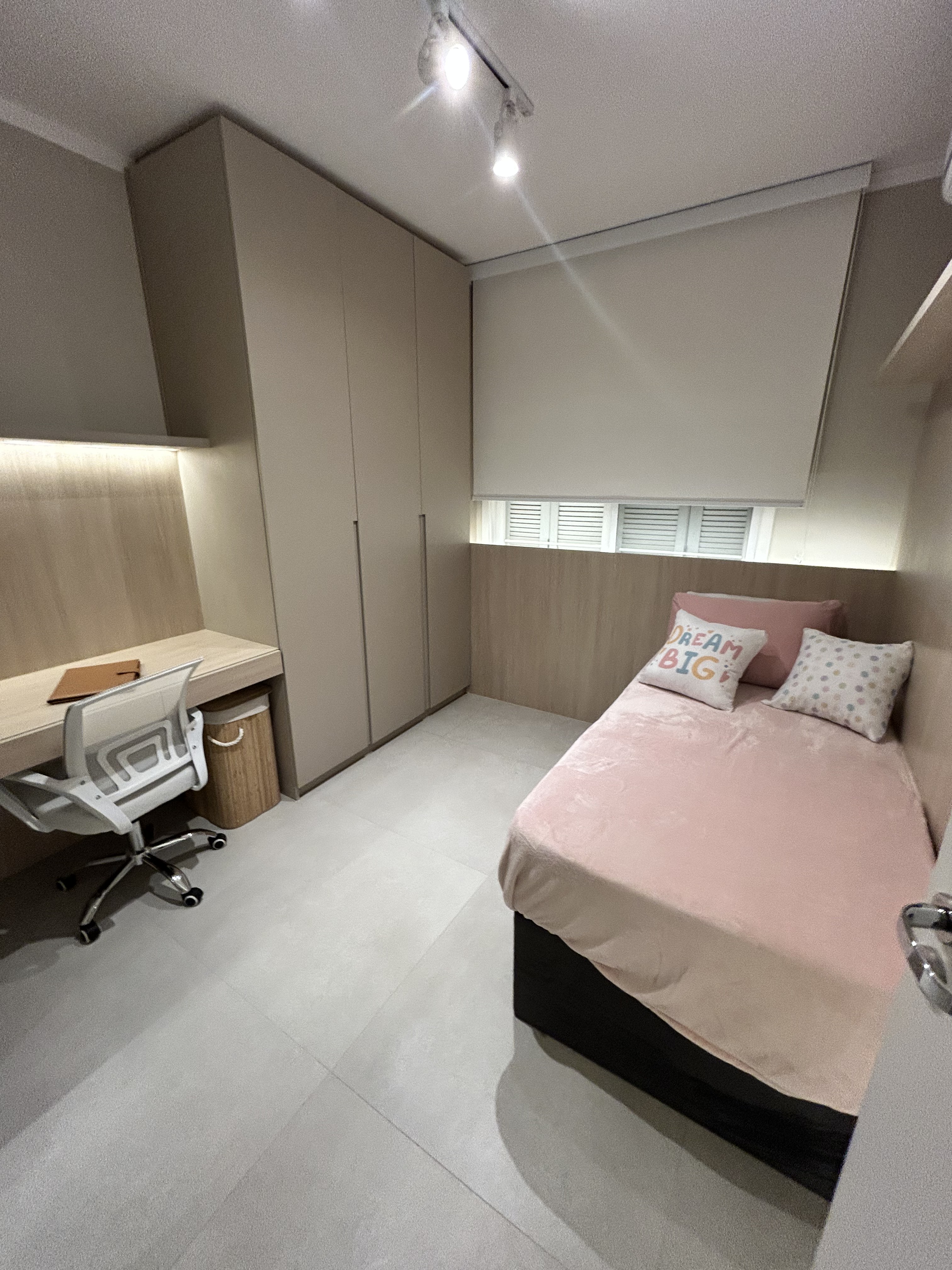 Quarto infantil com bancada de estudos