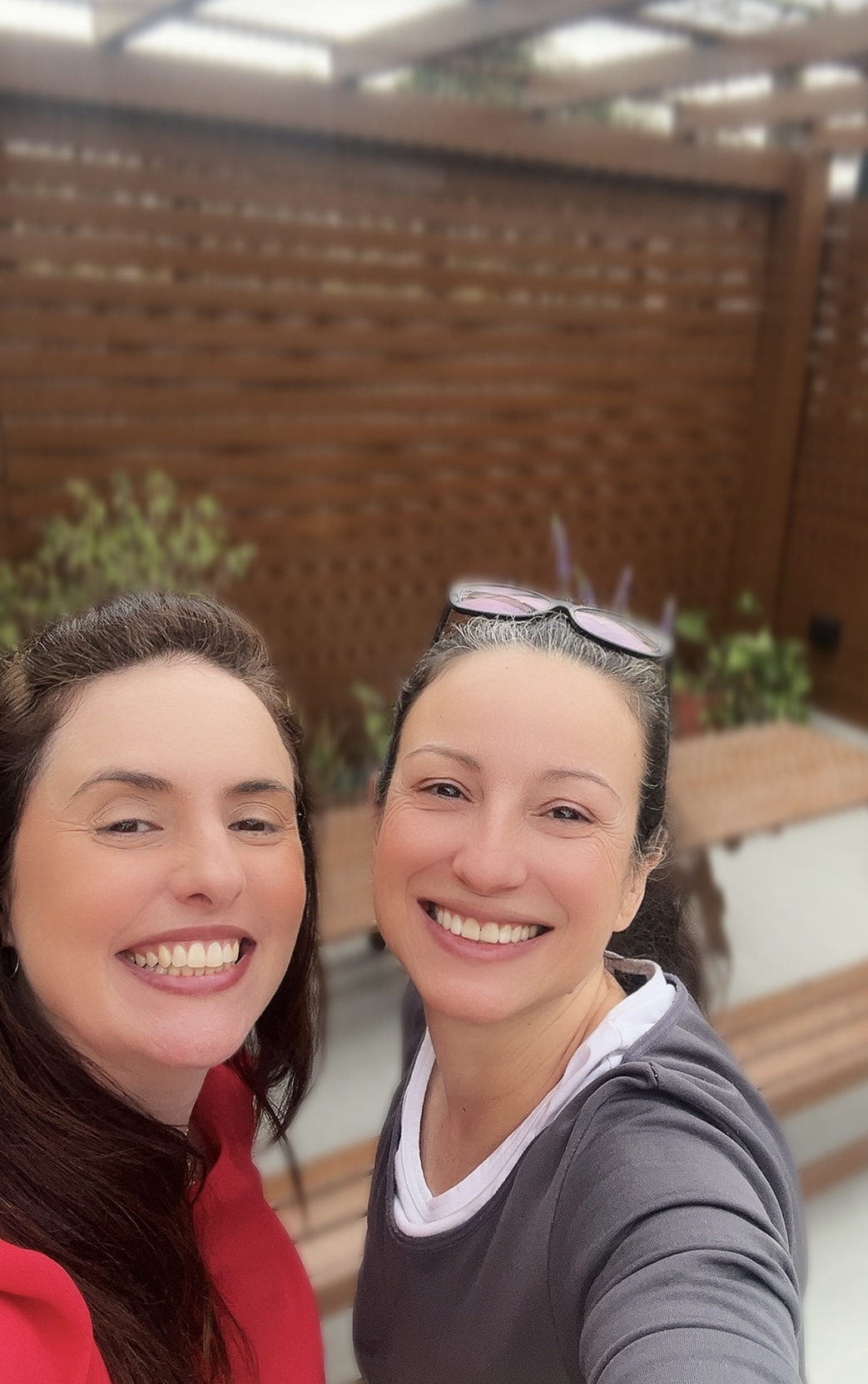 Fernanda Umpierre com cliente em obra residencial finalizada