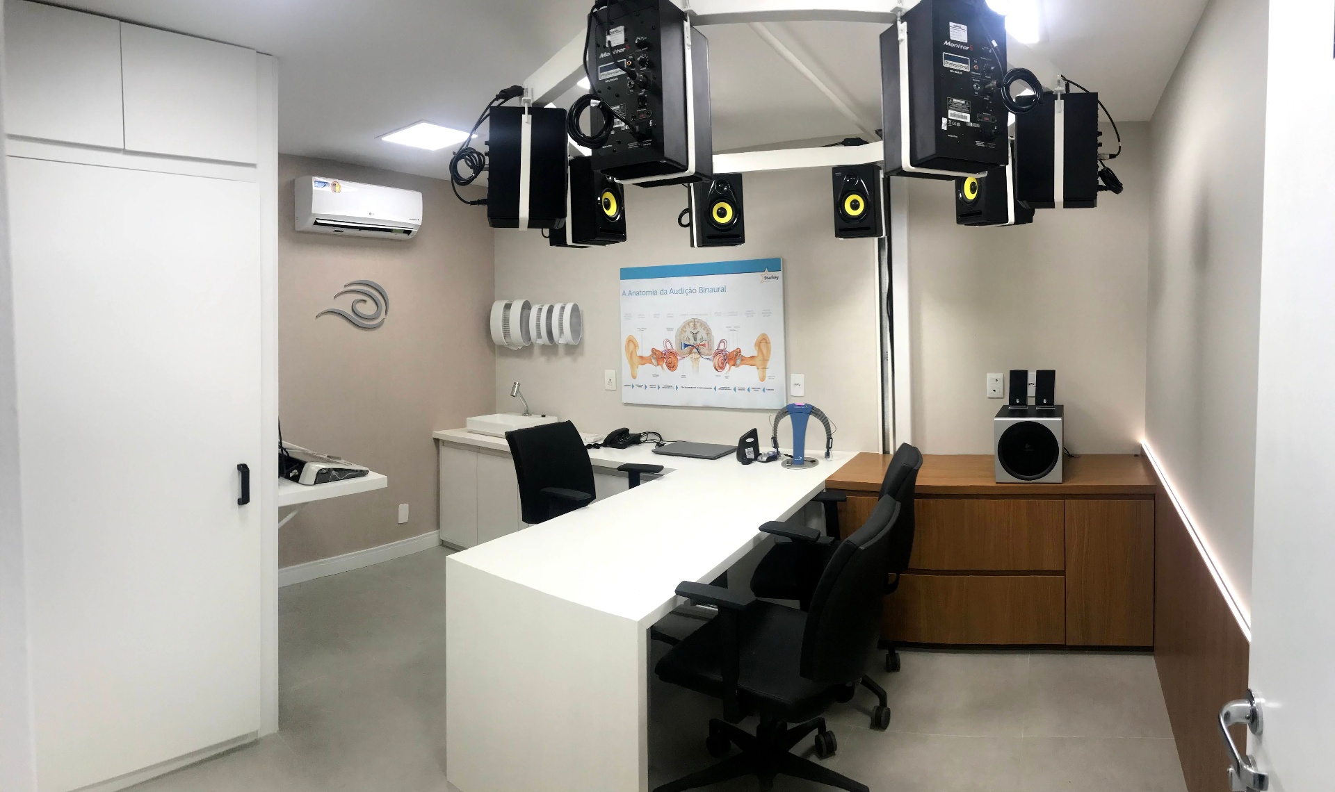 Sala de audiologia com cabine acústica