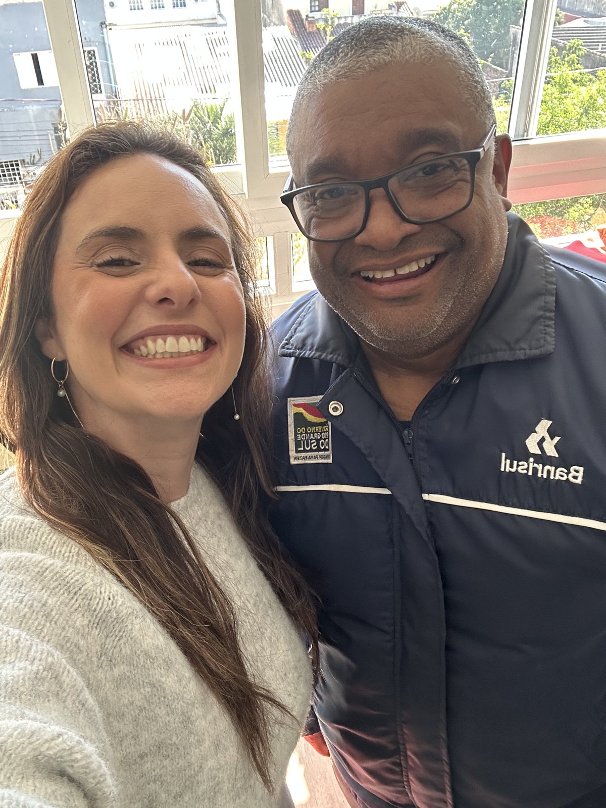 Fernanda Umpierre com cliente satisfeito após entrega do projeto