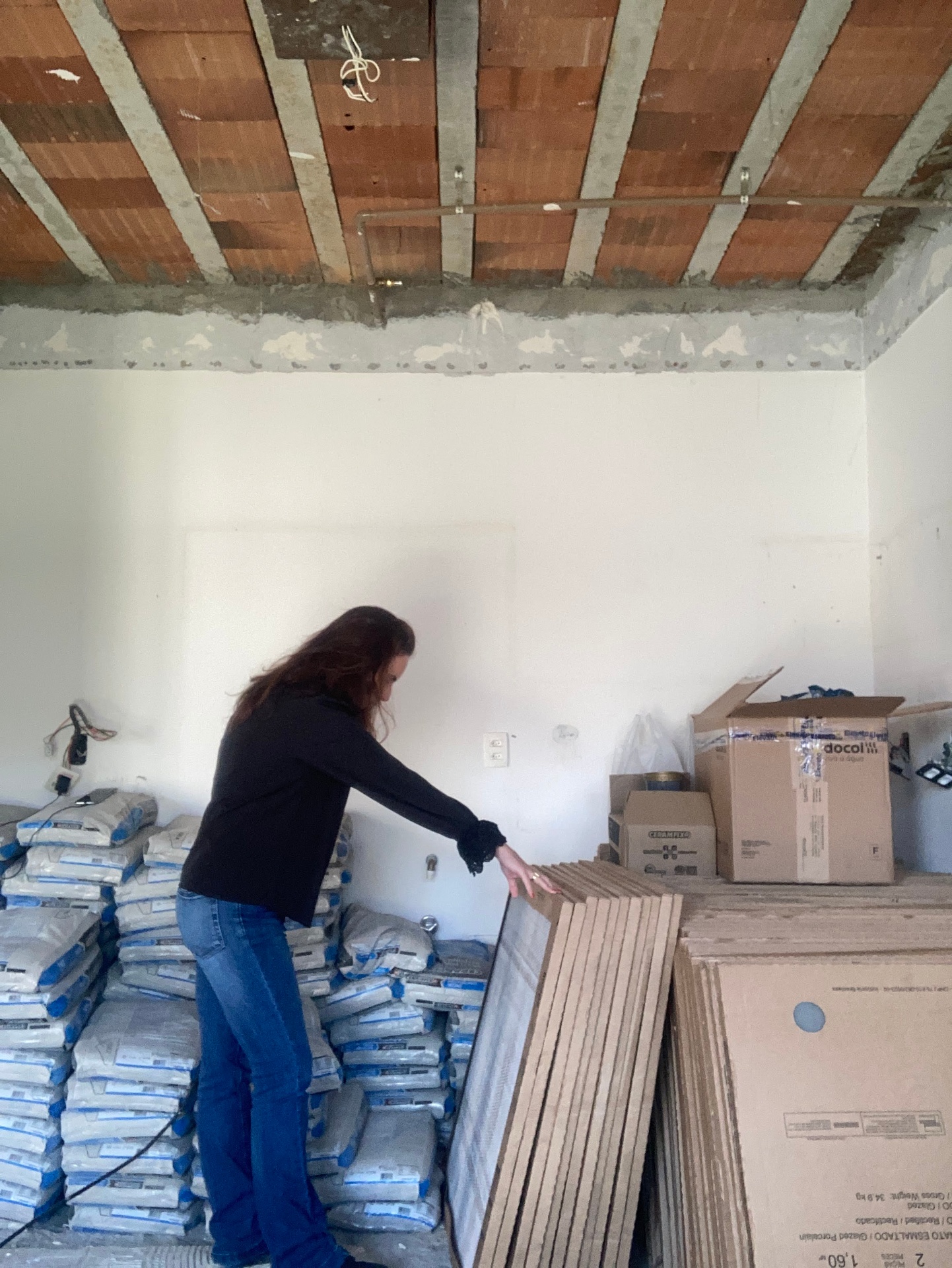 Fernanda Umpierre acompanhando materiais na obra