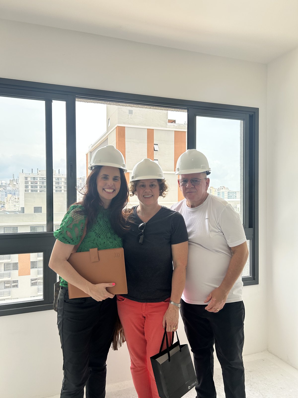 Fernanda Umpierre com clientes na vistoria de apartamento entregue em Porto Alegre